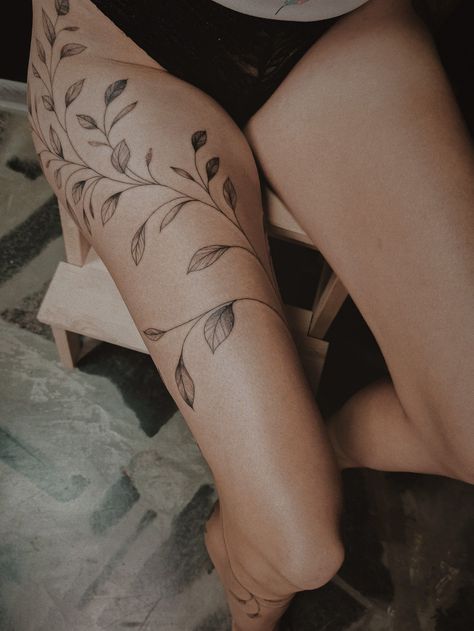 Vine Tattoos On Thigh, Nature Thigh Tattoo, Thigh Vine Tattoos, Wrap Around Tattoo Leg, Thigh Wrap Around Tattoo, Blatt Tattoos, Tattoo Leggings, Best Leg Tattoos, Leaves Tattoo