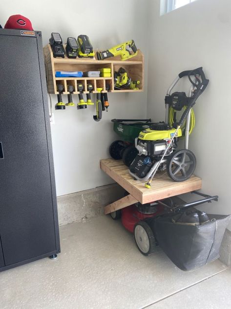 Officine In Garage, Easy Garage Storage, Casa Garage, Diy Garage Organization, Garage Storage Inspiration, Garage Organization Tips, Garage Organisation, Storage Shed Organization, Doors Diy