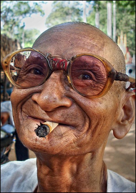 "Old man from Siem Reap, Cambodia." - Original Photo Look how happy he is! I don't think there's much of a lesson on "don't smoke" here, so much as one on enjoying and living your life to the fullest! Old Men Funny, Old Man Photo, Strong Portrait, Funny Old Man, Old Guy, Afrique Art, Siem Reap Cambodia, Old Faces, Elderly Man