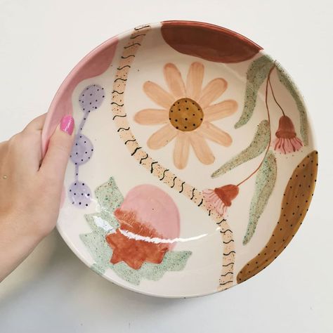 Crazy Pottery, Aesthetic Plates, Clay Project Ideas, Instagram Salad, Ceramic Cafe, Candy Poster, Painted Bowl, Diy Pottery Painting, Clay Plates