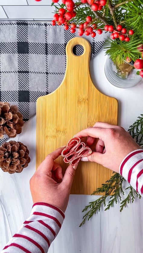 How To Style Salami, Salami River Tutorial, Salami Chain, Italian Charcuterie, How To Make Salami, Salami Rose, Salami And Cheese, Cafe Ideas, Charcuterie And Cheese Board