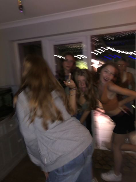 Teen Party Aesthetic, House Party Aesthetic, House Party Outfit, Uk Parties, High School Parties, Teenage Parties, Blurry Aesthetic, Fits Summer, London Party