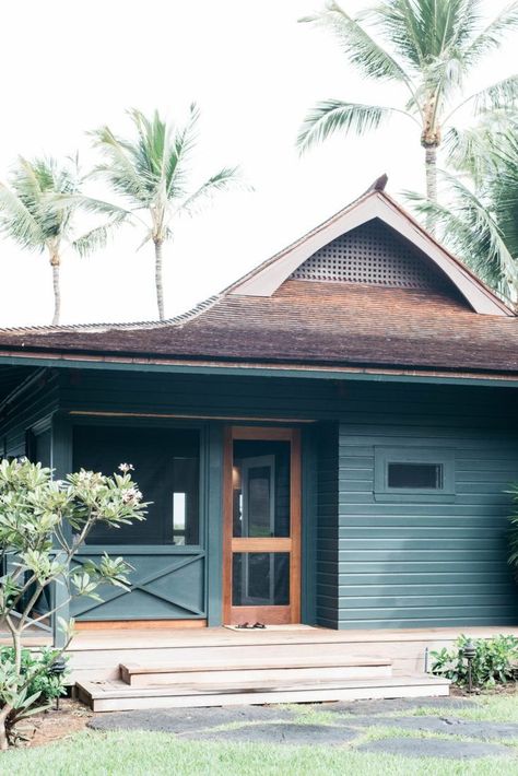 Vacation Rental: Maui Beach Cottage with a Tropical Garden - Gardenista #exteriorhouse Summer Living Room, Maui Beach, Beach House Exterior, Pintura Exterior, Hawaii Homes, Tropical Home Decor, Beach Cottage Decor, Mobil Home, Beach House Interior