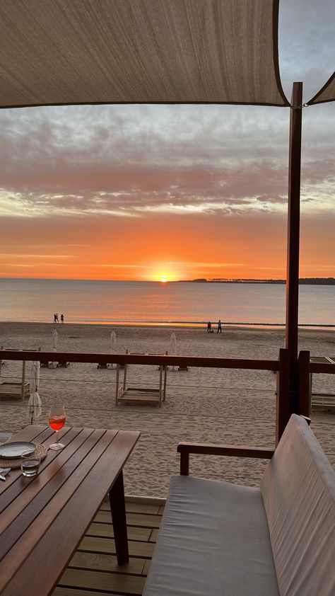 Beach Restaurant Food, Beach Restaurant Aesthetic, Seaside Florida Restaurants, Restaurant By The Sea, Sunset Kitchen, Sunset Food, Snow On The Beach, Sunset Restaurant, Seaside Cafe