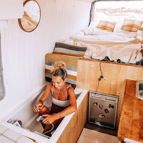 Camper van tours auf Instagram: „This one even has a tub! Incredible! 🛀 . 🚐 Mercedes-Benz Sprinter . 📸 By @patthevan . . . . #mercedes #sprinterconversion…“ Custom Vans Ideas, Van Life Interior, Converted Vans, Best Campervan, Kombi Home, Van Conversion Interior, Tiny House Nation, Sprinter Camper, Campervan Life