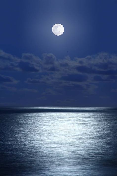 Little Miss Love: Photo Ocean At Night, Shoot The Moon, Moon Photos, Moon Pictures, Good Night Moon, The Full Moon, Beautiful Moon, Moon Glow, Chiaroscuro