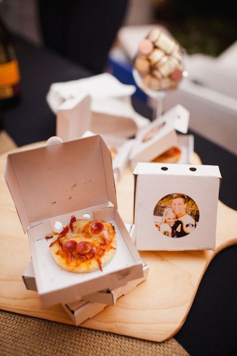 And these mini pizzas in MINI BOXES are an amazing way to treat your guests to a late-night snack. | These Mini Pizzas In Tiny Boxes Win The Late-Night Wedding Snack Game Pizza Wedding, Food Wedding Favors, Tuscan Inspired Wedding, Wedding Snacks, Bagel Bites, Best Edibles, Edible Favors, Pizza Bar, Game Snacks