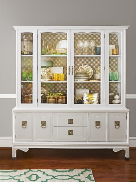 How to style a hutch Dining Room Hutch Ideas, Dining Room Hutch Decor, White China Cabinet, Dining Room China Cabinet, Thanksgiving Dining Room, Cabinet With Glass Doors, Dining Room Console, Hutch Decor, Kursi Bar