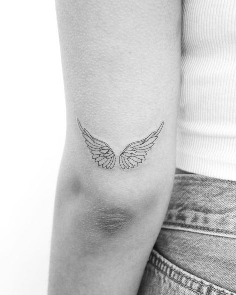 Angel Wing Wrist Tattoo, Angle Wing Tattoos, Angel Wing Tattoo, Wing Tattoos On Back, Alas Tattoo, Petit Tattoo, Herz Tattoo, Wing Tattoo Designs, Small Pretty Tattoos