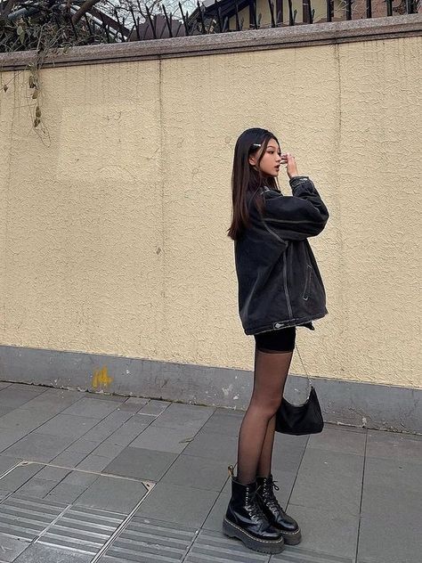 18 Doc Martens Outfits For Women To Rock The Boots - What Dress Code? Small Black Purse Aesthetic, Platform Doc Martens Outfit, Platform Boots Outfit, Doc Martens Outfits, Dr Martens Outfit, Mode Emo, Mode Inspo, 가을 패션, Mode Streetwear