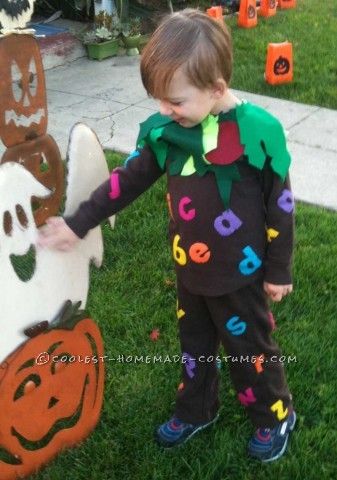 My son's favorite book is Chicka Chicka Boom Boom, so last year I made him into a coconut tree being climbed by all the letters.Isaac likes comfor Chicka Chicka Boom Boom Costume, Chicka Chicka Boom Boom Birthday, Chicka Chicka Boom Boom Tree, Childrens Book Character Costumes, Spirit Weeks, Storybook Character Costumes, Diy Costume Ideas, Book Character Day, Tree Costume