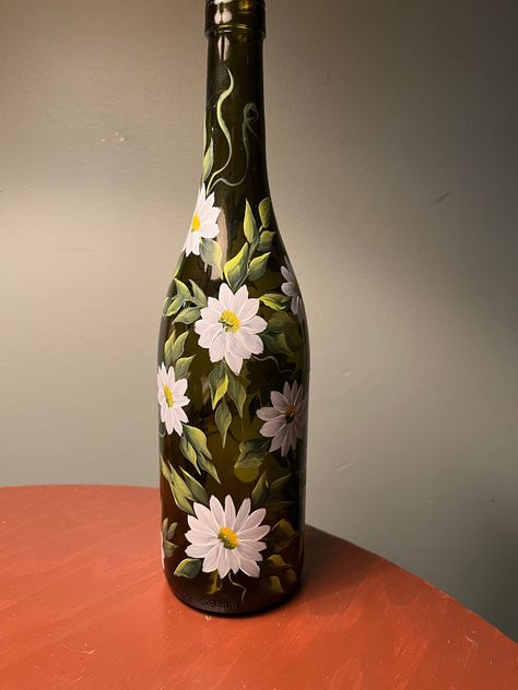 Wine Bottle Painting Ideas Acrylic, Painting Wine Bottles, Wine Bottle Painting Ideas, Beer Bottle Art, Bottle Paint, Hand Painted Wine Bottles, Glass Bottle Diy, Glass Painting Designs, Diy Glass Bottle Crafts