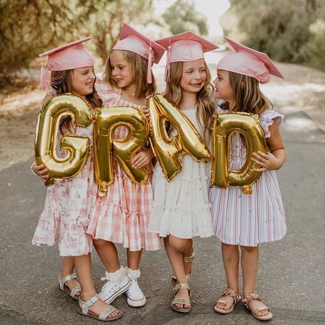 Kindergarten Cap And Gown, Kindergarten Graduation Pictures, Vpk Graduation, Preschool Photography, Kindergarden Graduation, Preschool Graduation Party, Elementary School Graduation, Elementary Graduation, Kindergarten Photos