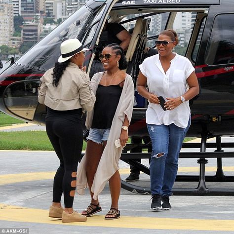 Touch down: Queen Latifah and partner Eboni Nichols arrived in the center of Rio de Janeiro by helicopter on Sunday where they were greeted by a friend Apple Dressing, Queen Latifah Style, Queen Latifa, African Queen Movie, Apple Dress, Denim Jeans Ripped, Office Wear Women, Queen Latifah, Black Celebrities