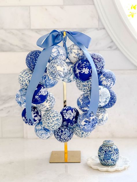 White Christmas Kitchen, Christmas Chinoiserie, Blue Christmas Tree Decorations, Blue And White Christmas, Chinoiserie Christmas, Blue Christmas Decor, Blue And White Chinoiserie, Blue Christmas Tree, Blue White Decor