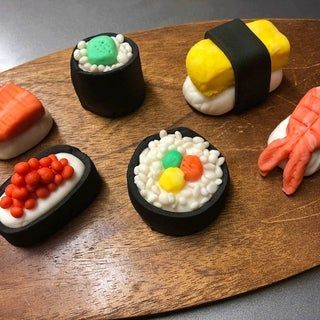 Instructable Contests Large Sheet Cake, Sushi Cake Birthday, Sushi Making Party, Edible Dough, Sushi Cupcakes, Sushi Ideas, Candy Sushi, Sushi Cake, Types Of Sushi