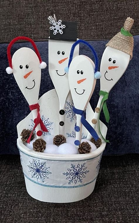 Wooden Spoon Snowman Craft, Snowman Spoons, Wooden Spoon Crafts, Snowman Crafts Diy, Easy Crafts To Sell, Snow Theme, Spoon Crafts, Snowman Family, Diy Christmas Ornaments Easy