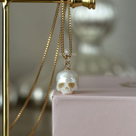 Pearl Skull, Carved Pearl, Gothic Pendant, Jewelry White, Skull Necklace, Skull Pendant, Jewelry Lookbook, Gothic Jewelry, Dream Jewelry