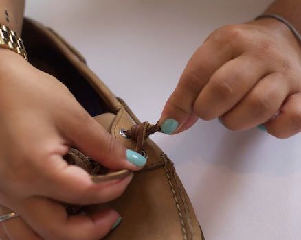 PHOTOS: How To Put Shoelaces On Sperrys In A Barrel Knot | SHEfinds How To Tie Sperry Laces, How To Tie Laces, Barrel Knot, Top Sider Shoes, Sperry Boat Shoes, Tie Shoelaces, Top Sider, Sperry Shoes, Step By Step Guide