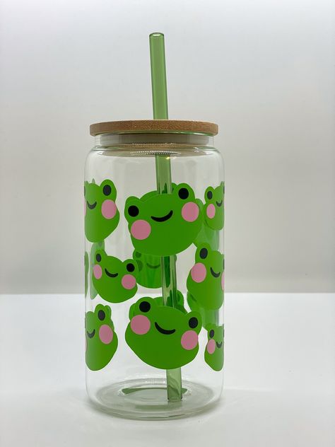 Froggy Can Glass Cup Frog Can Glass 16 Oz Can Glass Cup - Etsy Beer Can Glass Cup, Glass Tumbler Design, Frog House, Frog Decor, Frog Gifts, Cute Coffee Cups, Cute Water Bottles, Cup Art, Custom Cups