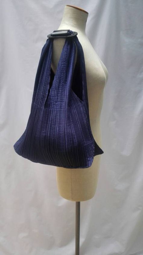 ISSEY MIYAKE vintage dark blue pleated handbag / shoulder bag with black leather handle Issey Miyake Accessories, Issey Miyake Archive, Issey Miyake Aesthetic, Prada Archive, Issey Miyake Vintage, Issey Miyake Bag, Vintage Issey Miyake, Pleated Bag, French Girl Aesthetic