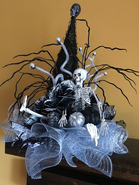 Witches Hat Decorating Ideas, Witch Hat Centerpiece Diy, Witch Hat Halloween Decor, Witches Hats Decorations, Decorated Witches Hats, Decorated Witch Hat, Witch Hat Centerpiece, Witch Centerpiece, Adams Family Halloween