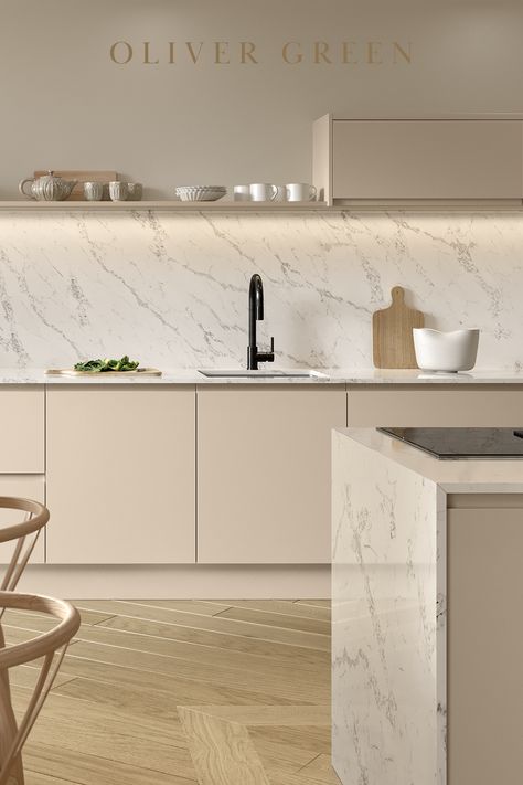 Bright and modern handleless kitchen painted cashmere, with integrated j-pull handles. Kitchen Ideas Handleless, J Handle Kitchen, Clay Coloured Kitchen, Kitchen Cashmere, J Pull Kitchen, Integrated Handles Kitchen, Kitch Design, Handleless Kitchen Cabinets, Matte Kitchen