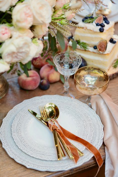 Country Style Party, French Table Setting, Fall Cheese Boards, Romantic Table Setting, Romantic Table, French Flowers, Tablescape Inspiration, Country Cottage Style, French Table