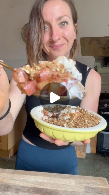 Ami-James Deane on Instagram: "5 Minute EASY Apple Crumble 🍎 Vegan, Oil Free & Weight Loss Style!!  Get my ebooks with most popular recipes that I ate to lose 60lbs! Link in bio ❤️   This is one of my go to super speedy breakfasts I ate to lose 60lbs that actually tastes like dessert - it’s low calorie density, super satisfying and absolutely delicious!  Ingredients   2 small apples 1 tsp cinnamon 1 tsp vanilla 1 tbsp cornstarch  Crumble: 1 ripe spotty banana 1/2 cup oats 2 tbsp peanut butter powder 1/2 tsp cinnamon  1. Chop those apples up, add cinnamon, vanilla and cornstarch and mix well. Microwave for a couple of minutes until softened (an oven works great too!)  2. Mix together the crumble topping and add it to the cooked apples. Pop it back into the microwave for another 2-3 minutes Broccoli Mum, 1960s Food, Ami James, Calorie Density, Easy Apple Crumble, Vegan Oil Free, Butter Powder, Low Fat Desserts, Overnight Oats Recipe Healthy