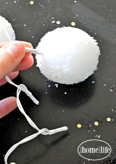 White Christmas Garland Diy, Diy Snow Garland, Easy Winter Wonderland Decorations, Cotton Ball Snow Garland, Winter Wonderland Decorations Diy, Snowflake Garland Diy, Diy Snowballs, Snowball Garland, Diy Winter Wonderland Decorations