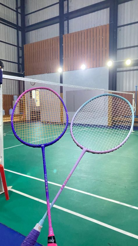 Badminton Court Snap, Yonex Badminton Racket Aesthetic, Raketa Badminton, Ootd Badminton, Badminton Racket Aesthetic, Badminton Court Aesthetic, Aesthetic Badminton, Badminton Bat, Badminton Attire