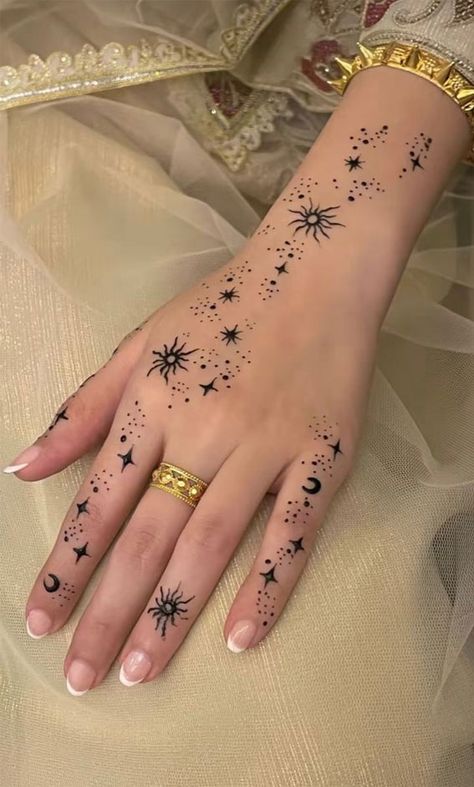 Minimal Henna Designs, Henna Designs 2023, Ramadan Henna Designs, Butterfly Henna Designs, Floral Henna Designs, Mandalas Henna Ideas, Henna Design Ideas Do It Yourself Tattoo, Henna Motive, Womb Tattoo, Small Henna Designs, Cute Henna Designs, Cute Henna Tattoos, Henna Style Tattoos, Jagua Henna, Small Henna