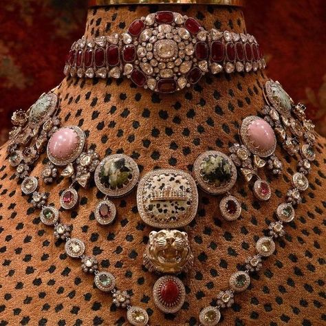 20+ Sabyasachi Jewellery Pieces That Blew Our Minds! Fashion Jewelry Necklaces Gold, Sabyasachi Mukherjee, Sabyasachi Lehenga, Neck Pieces Jewelry, Sabyasachi Jewellery, Wedding Brides, Antique Jewellery Designs, Jewelry Set Design, Antique Jewelry Indian