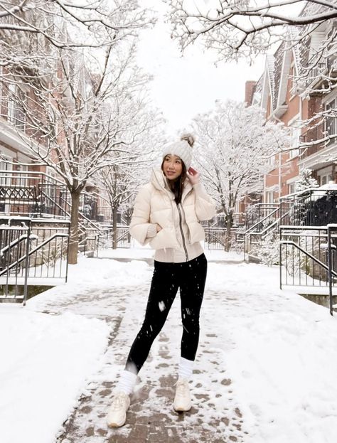 Snow day winter outfit with cropped puffer jacket with leggings, tube socks and sneakers. Get more cute winter outfit ideas on yesmissy.com Snow Leggings Outfit, Snow Holiday Outfits, Socks Over Leggings Outfit Winter, Cream Puffer Jacket Outfit, Snow Day Outfits, Cropped Puffer Jacket Outfit, Snow Outfit Ideas, Winter Core, Cream Puffer Jacket