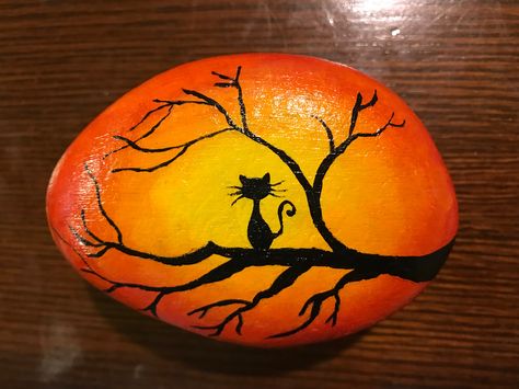 Halloween Cat Rock Painting, Sunset Painted Rocks, Rock Painting Cat, Autumn Rock Painting Ideas, Halloween Painted Rocks Ideas, Sunset Rock Painting, Fall Painted Rocks, Fall Rock Painting Ideas, Cat Rock Painting