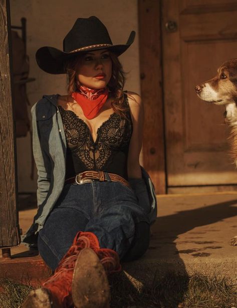 #Western #westernfashion #photography #Westernphotography Dark Cowboy Aesthetic, Western Chic Fashion, Country Western Outfits, Outfit Cowboy, Cowgirl Photoshoot, Foto Cowgirl, Vaquera Outfit, Western Photoshoot