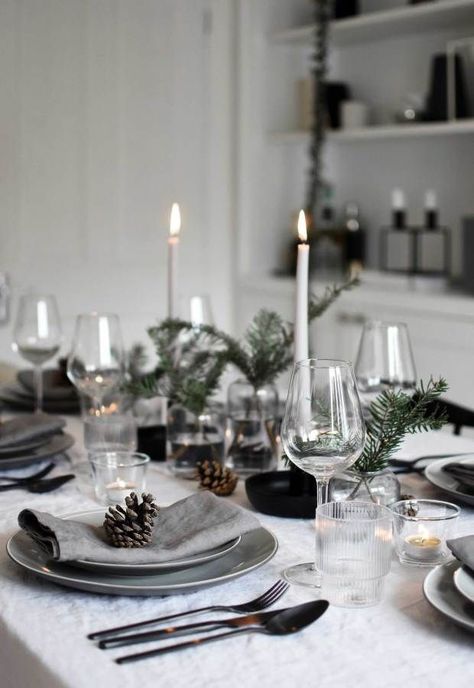 Minimalist Christmas table styling with fir, candles & pine cones | These Four Walls blog #tischdeko #weihnachten #winter #dinner #festlich Table Settings New Year, Christmas Table Minimalist, Juldukning Christmas Dinners, Simple Christmas Dinner Table Decor, Simple Christmas Party Table Decor, Minimalist Christmas Centerpiece, Xmas Table Settings, Minimalist Christmas Table, New Year Table Decoration