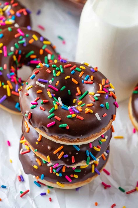 Super easy, quick and tasty these Chocolate Glazed Donuts are the perfect breakfast that whips up in a jiffy and taste amazing. Donat Glaze, Old Fashioned Chocolate Cake, Donuts With Sprinkles, Chocolate Glaze Recipes, Summertime Food, Donuts Cake, Doughnut Recipes, Cake Donuts Recipe, Donut Calories