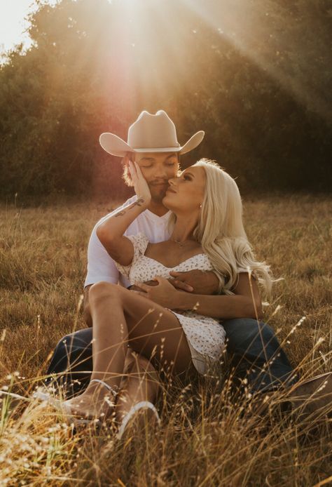 Western engagement session Mountain Day Outfit, Men’s Photo Shoot Ideas, Quilt Engagement Pictures, Engagement Photos Outfits Summer Beach, Outfits For Couples Photoshoot, Western Poses Photo Ideas, Cute Couple Photoshoot Poses, Fall Couples Photoshoot Outfits, Country Couple Photoshoot