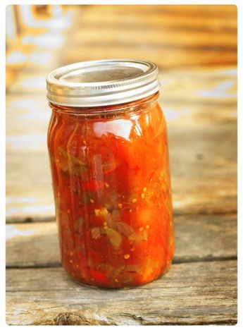 Chili Sauce Recipe Canning, Canning Sauces, Preserving Produce, Canning Chili, Tomato Chilli Sauce, Homemade Chili Sauce, Sweet Chili Sauce Recipe, Canning Salsa, Chili Sauce Recipe