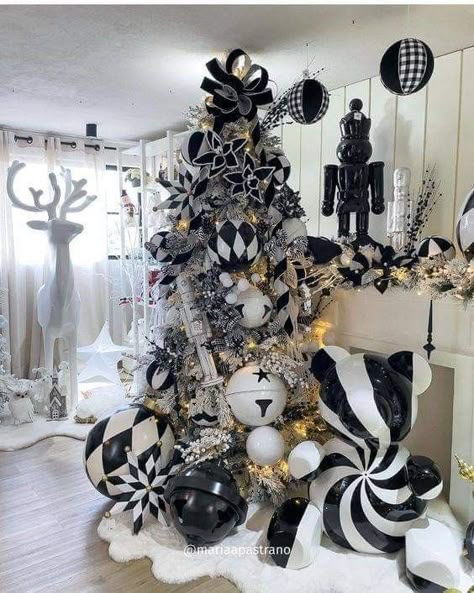 Black And White Glam Christmas Tree, Black White Christmas Tree Decorations, Black White Gold Christmas Tree, Black And White Christmas Tree Ideas, Black Xmas Tree, Black And White Ornaments, Black White Christmas Tree, Black Christmas Tree Decorations, Black And White Christmas Tree