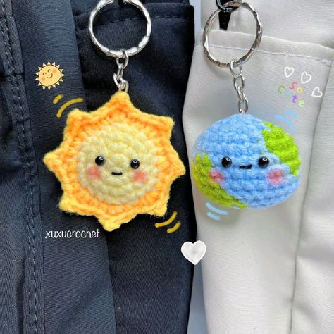 Unleash your creativity with our vast collection of free amigurumi animal patterns! Download the PDFs and start stitching your favorites today. 🐶📝 Wool Keychain, Crocheted Keychains, Crochet Keychains, Wool Design, Crochet Fairy, Crochet Keychain Pattern, Crochet Business, Kawaii Crochet, Seni Origami