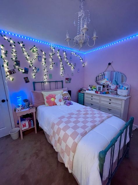 Ivy with fairy lights, LED lights, all things preppy Big Preppy Bedroom, Cute Room Ideas Aesthetic Led Lights, Preppy Room Makeover, Room Ideas Rainbow, Rectangle Room Ideas Bedrooms, Bedroom Ideas With Led Lights, Preppy Room Ideas, Cuartos Aesthetic, Bedroom Ideas For Small Rooms Cozy