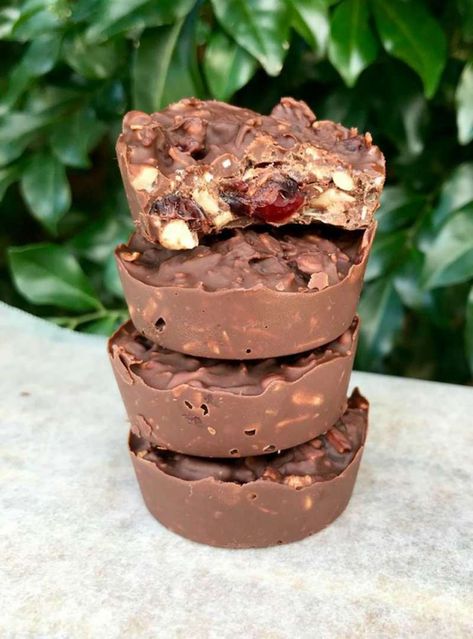 Instead of grabbing a chocolate bar from the supermarket or petrol station make these healthier 4 Ingredient Nut Free Chocolate Cups instead. Chocolate Ideas, Healthy Mummy, Tasty Meals, Bliss Balls, Raw Desserts, Chocolate Nuts, Petrol Station, Chocolate Cups, 4 Ingredient