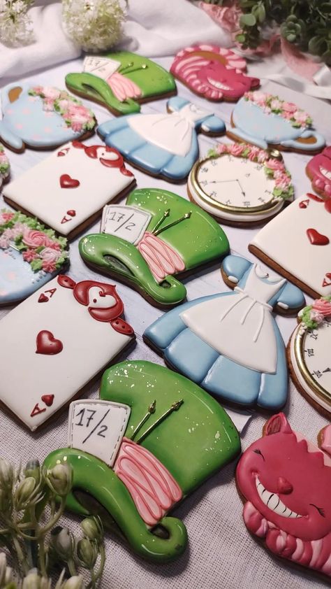 Alice In Wonderland Food, Fancy Sugar Cookies, Wonderland Sweet 16, Beauty And Beast Birthday, Rockstar Birthday Party, Alice In Wonderland Tea Party Birthday, Alice In Wonderland Cakes, Alice Tea Party, Creative Baby Shower