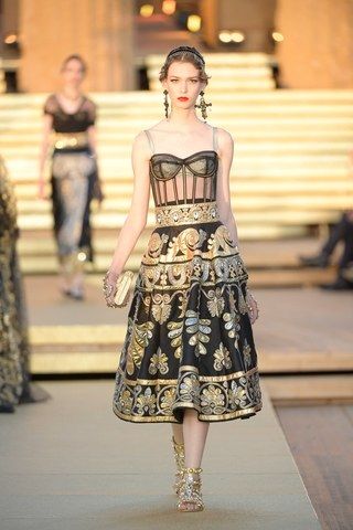 Dolce & Gabbana Herbst/Winter 2019-2020 Haute Couture - Fashion Shows | Vogue Germany Dolce And Gabbana Fashion, Haute Couture Gowns, Gaun Fashion, Vogue Germany, فستان سهرة, Dolce E Gabbana, Haute Couture Fashion, Vintage Vogue, Couture Gowns