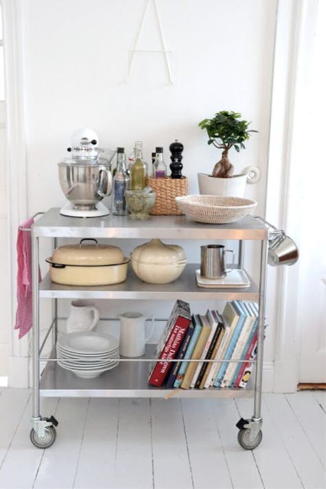 Farm Kitchen Ideas, Pots Storage, Metal Kitchen Island, Organiser Cucina, Kitchen Appliance Storage, Metal Cart, Farmhouse Storage, Kitchen Storage Hacks, Stainless Kitchen