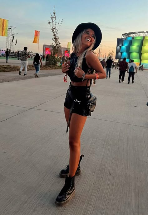 Lolapalooza Outfit Summer Festival, Dj Show Outfit, Knotfest Outfit, Lollapalooza Outfit Argentina, Outfit Electronic Party, Bresh Festival Outfit, Metal Festival Outfit Summer, Festival Outfit Techno, Casual Festival Outfit Summer