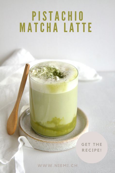 Delicious recipe for a Pistachio Matcha Latte that combines the earthy matcha flavor and the nutty pistachio. Easy and quick recipe. Cafe Coffee Recipes, Matcha Benefits Skin, Matcha Flavor Combination, Matcha Flavor Pairing, Pistachio Hot Chocolate, Pistachio Matcha Latte, Fall Matcha Drinks, Matcha Food Recipes, Cafe Drinks Ideas