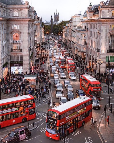 Best Places In London, Cafe Royal, London Dreams, London Lifestyle, London Aesthetic, Busy Street, London History, Piccadilly Circus, London Christmas